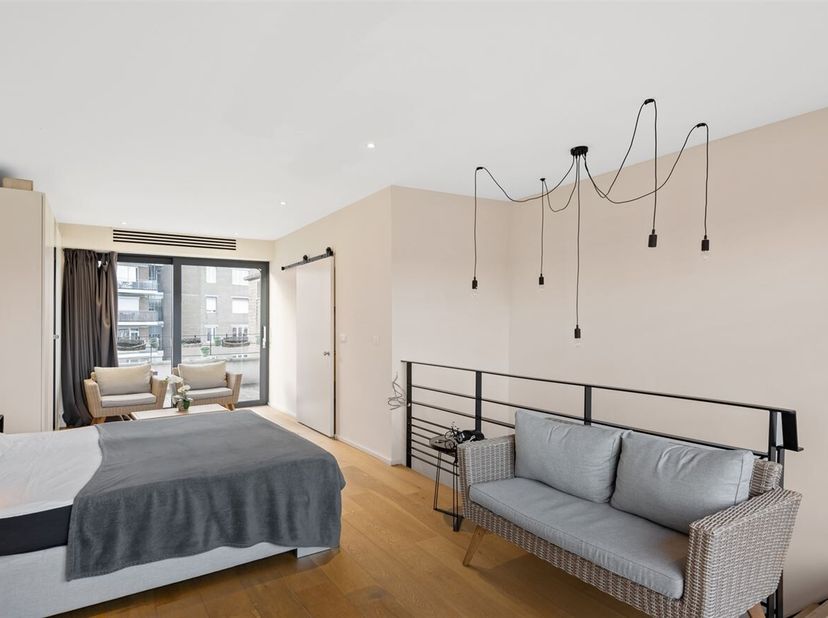 Instapklaar duplex appartement (107 m²) te koop!<br />
Ligging: Dit instapklaar duplex appartement is zeer centraal gelegen. Het stadscentrum en centr