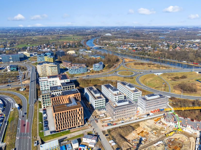 Deze&amp;nbsp;kantoorruimte van&amp;nbsp;635 m²&amp;nbsp;maakt deel uit van het hoogwaardig kantorencomplex "Atmos", bestaande uit vijf BREEAM OUTSTANDING-gecerti