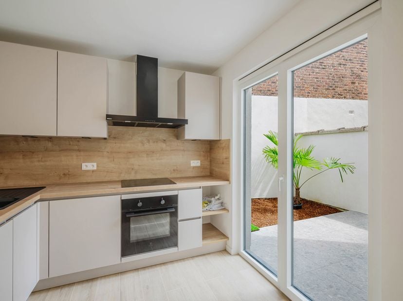Volledig gerenoveerde woning te koop in de Robert Rinskopflaan 72 in Gentbrugge, op een uitstekende locatie met vlotte verbindingen naar Gent centrum.