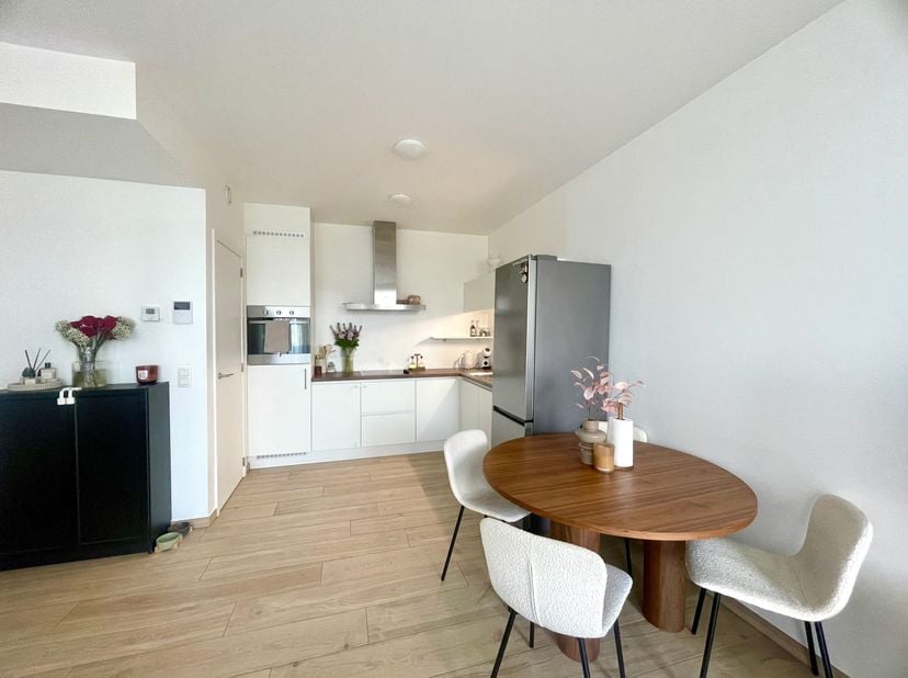 Spacieux appartement de 2 chambres avec terrasse et parking dans un emplacement de choix !<br />
<br />
Situation : Cet appartement est situé dans u