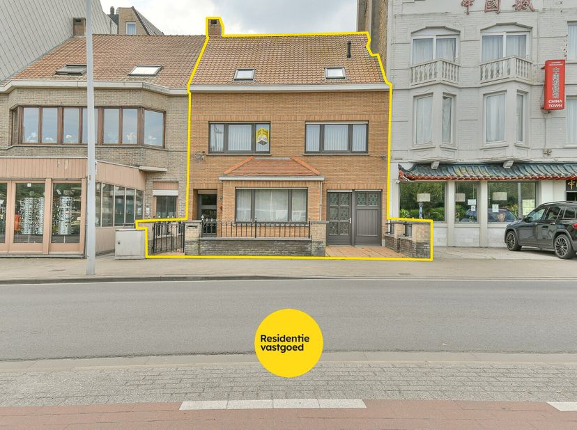 Gezellige rijwoning te Bredene nabij het strand . Deze woning omvat op het gelijkvloers een lichtrijke woonkamer, keuken (ingericht met toestellen), a