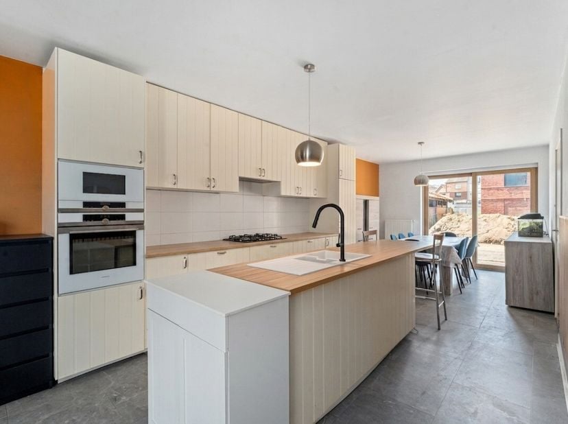 Ligging &amp; indelingDeze woning is gebouwd in 2014, is gelegen in een rustige residentiële straat op een boogscheut van het centrum van Zelzate. Dankzij