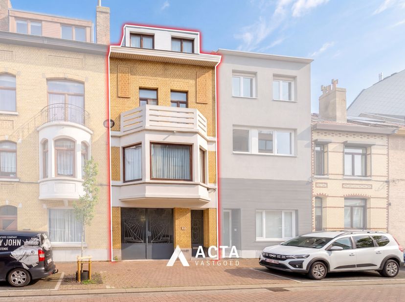 Deze prachtige woning in Oostende combineert ruimte, comfort en een uitstekende ligging, ideaal voor wie op zoek is naar een ruime gezinswoning met al