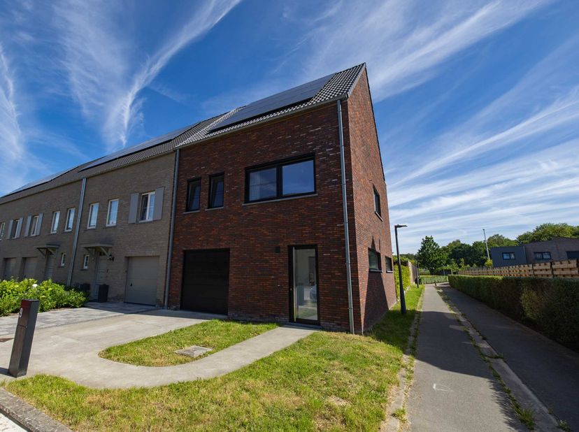 **Kijkdag zaterdag 4/7/2026**  Bel Lena voor een afspraak!<br />
<br />
Lichtrijke woning met airco in kindvriendelijke buurt.<br />
<br />
Onze moder