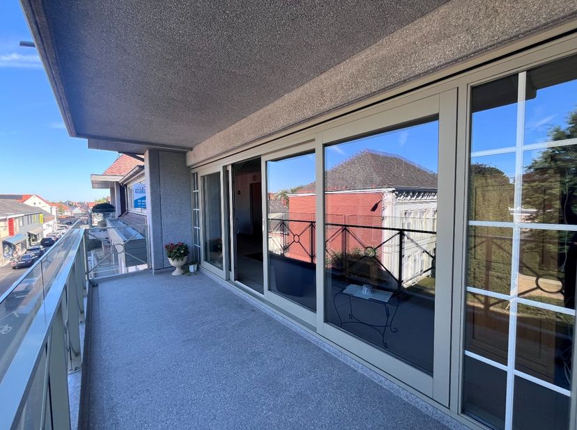 Prachtig appartement met 3 slaapkamers en 2 badkamers in het hartje van Pittem met een oppervlakte van 149 m².<br />
Met zonneterras vooraan met mooi