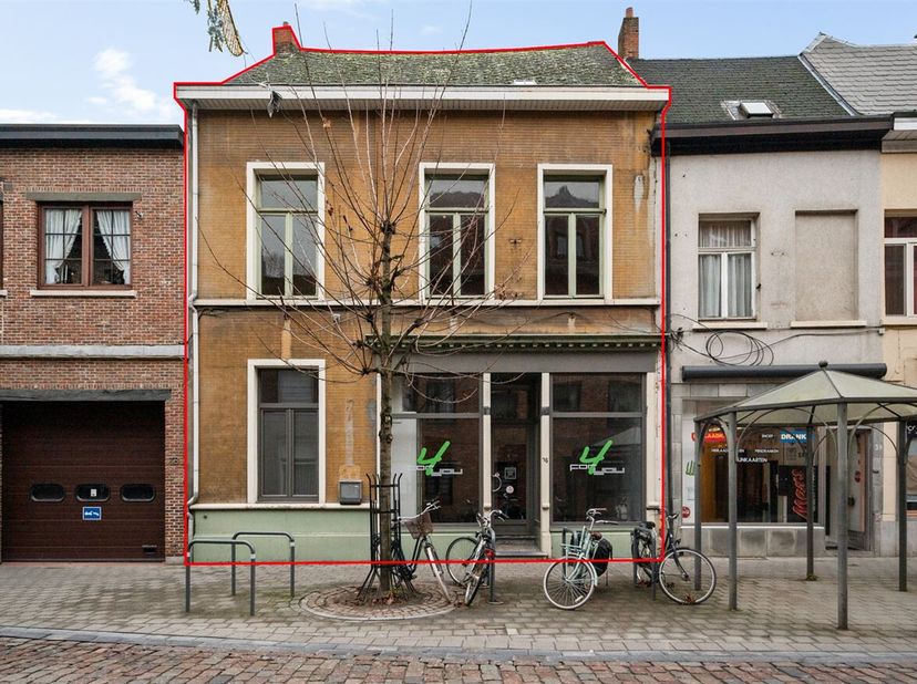 OpenOp een boogscheut van de Grote Markt van Lier bevindt zich dit veelzijdige handelspand met woonst, ideaal gelegen in het hart van de stad.<br />
G