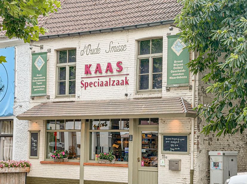 Op een sfeervolle locatie, midden in de dorpskern van Loppem, bevindt zich dit charmante handelspand. Een karaktervol pand met tal van mogelijkheden v