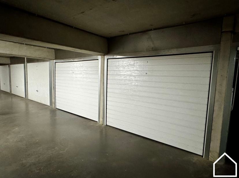 Deze ondergrondse garagebox is gelegen in Residentie Molenmeersch nabij het natuurdomein "De Verdronken Weide".<br />
<br />
De afmetingen van de gara