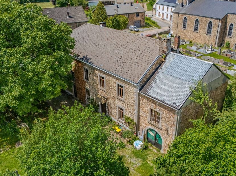 Au cœur du paisible village de Vaux-Chavanne, cette propriété de caractère séduit par son authenticité, ses volumes généreux et son cachet unique. Imp