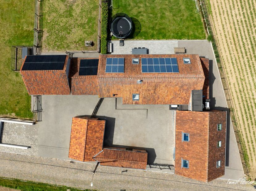 Midden in het glooiende Brabants Haspengouwse landschap, omgeven door uitgestrekte velden, wandelwegen en natuur, bevindt zich deze uitzonderlijk veel