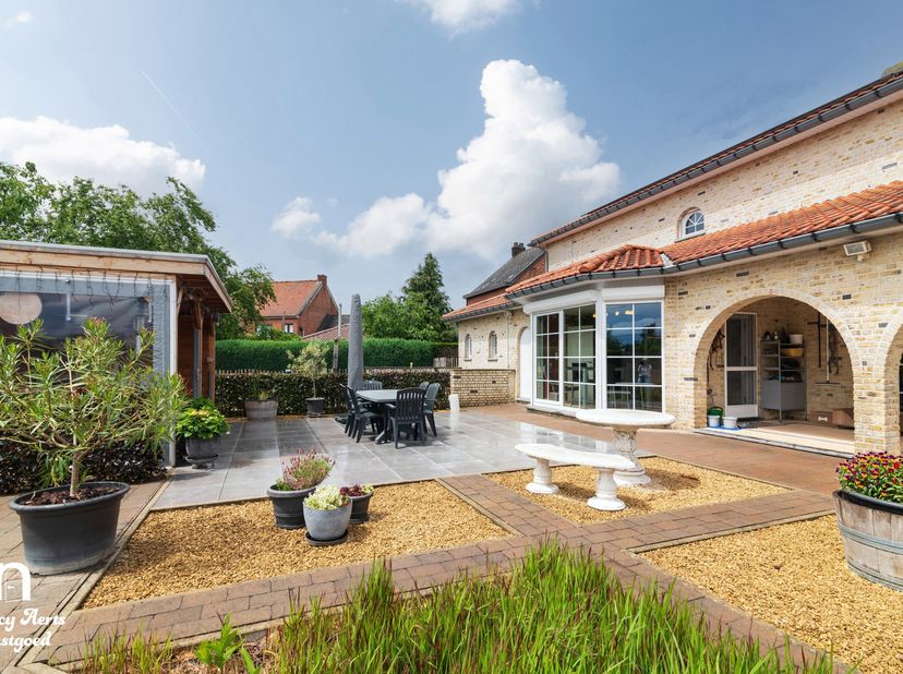 Deze stijlvolle villa, gebouwd in 2001 op een perceel van 13a 73ca, biedt een uitzonderlijke combinatie van ruimte, comfort en veelzijdigheid. Met maa