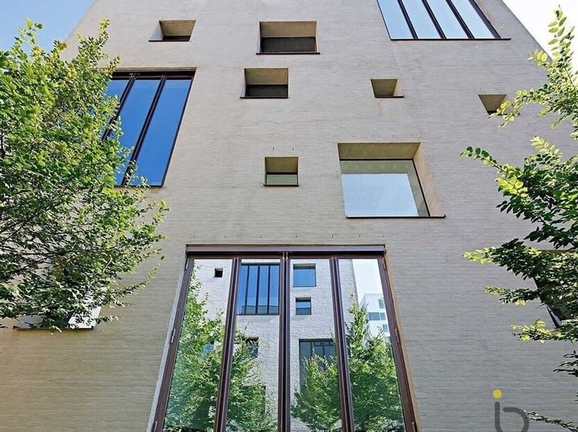 RUIM EN LICHTRIJK WONEN OP DE BOVENSTE VERDIEPING OP DE KANAALSITE VAN AXEL VERVOORDT<br />
Te midden de mooie Kanaalsite van Axel Vervoordt bevindt z