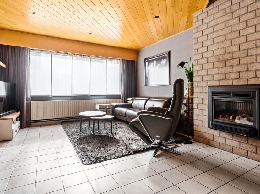 Instapklare 3 slpk. woning met tuin<br />
Indeling: Inkomhal, woonkamer, keuken, badkamer, veranda, 3 slaapkamers, bergkamer, kelder en tuin.<br />
Be