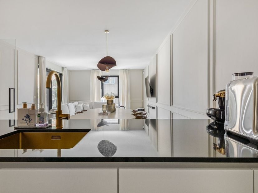 Deze woning geniet van een uitstekende strategische ligging aan een van de belangrijkste invalswegen van Hasselt. Dankzij de vlotte bereikbaarheid bev
