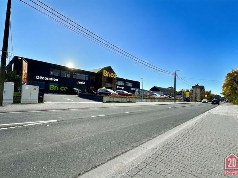 À louer à Jodoigne, deux espaces bureaux de 30m² chacun, situé à l'étage du magasin Brico. Immédiatement disponible, il sont jouxtés aux espaces commu