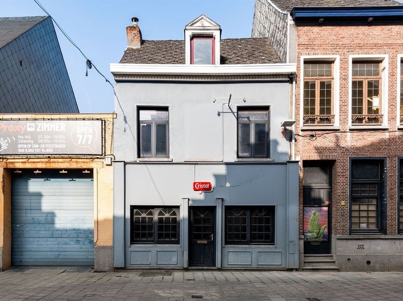 Cette belle propriété commerciale, située dans la très animée Eikelstraat à Lier, offre une opportunité unique pour les entrepreneurs ou les investiss