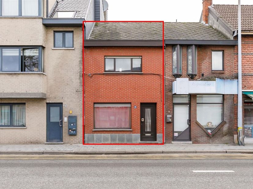 Te renoveren woning met 2 slaapkamers<br />
Ligging: Gelegen in hartje Mol vinden we deze gesloten bebouwing terug.<br />
Indeling: Inkomhal, leefruim