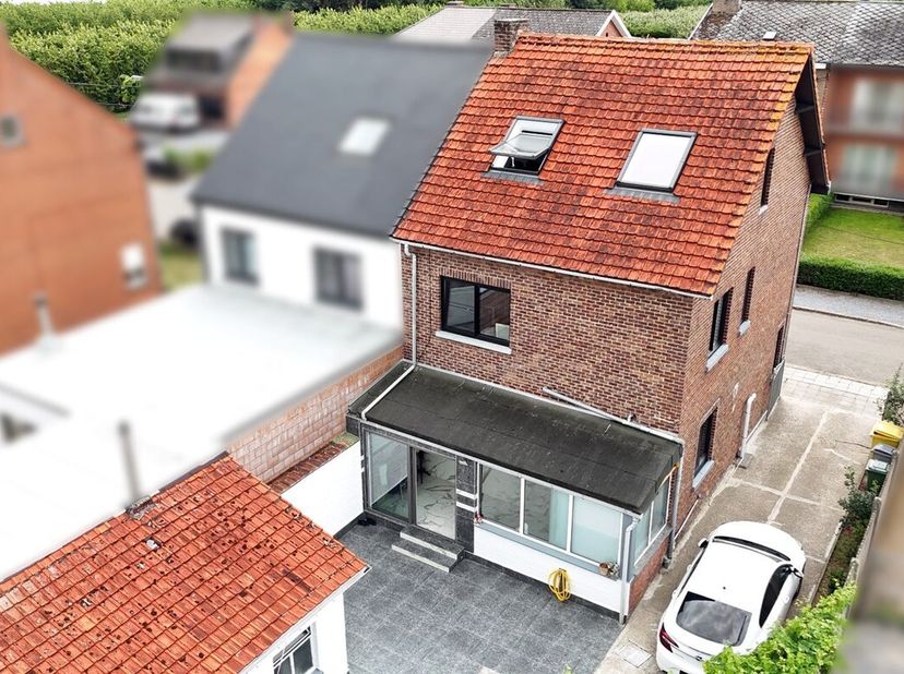 Deze, tussen 2017 &amp; 2025, gerenoveerde woning in Halle Booienhoven is een pareltje. De woning bevat een inkomhal, keuken, ruime eetplaats/leefruimte,