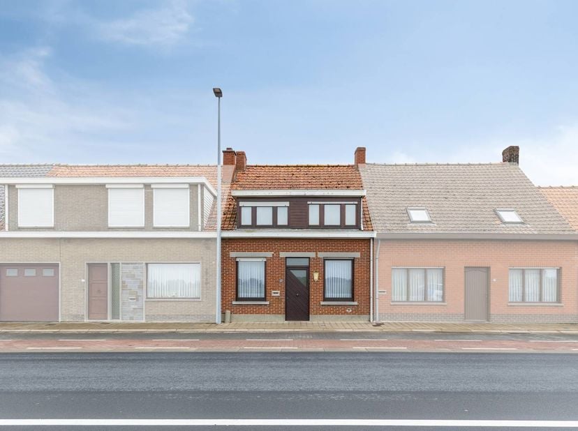 Huis te koop in de Poperingestraat 93 te Woesten. Dit te renoveren huis heeft 3 slaapkamers, een leuke tuin met uitweg en een garage. Ideaal voor wie