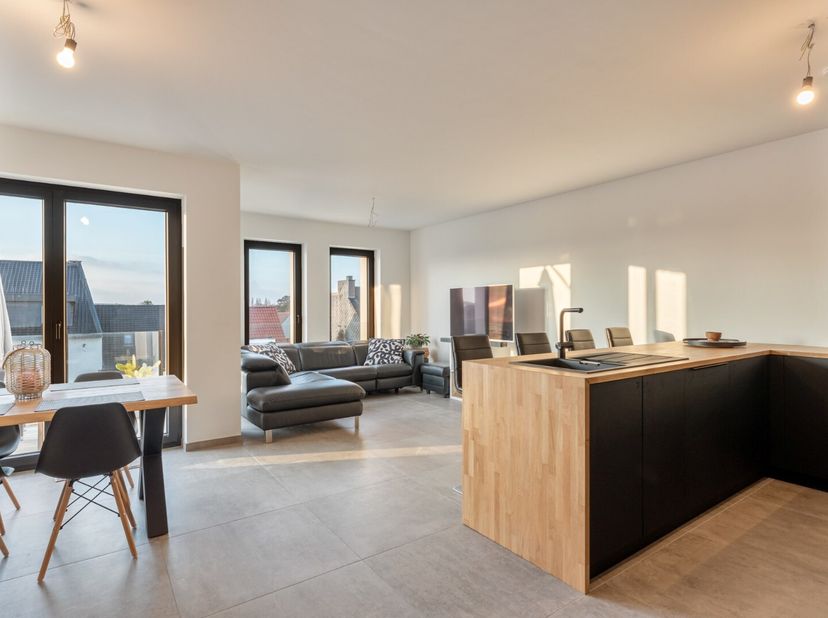 VERKOOP ONDER 2%* REGISTRATIERECHT (*onder voorwaarden), GEEN 21% BTW TE BETALEN!<br />
Recent, energiezuinig 3-slpk penthouse met ruim terras, op fie