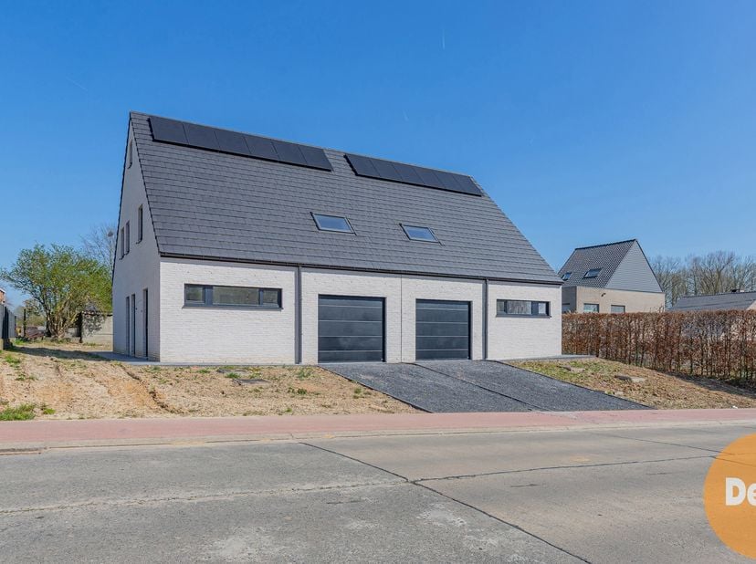 <br />
OPHASSELT - Deze prachtige nieuwbouwwoning in moderne, hedendaagse stijl zal u in al zijn opzichten kunnen bekoren. Deze woning die werd gezet