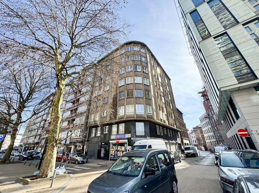 Schitterend appartement met terras, ideaal gelegen in het hart van het centrum van Charleroi, dicht bij winkels, vervoer en alle voorzieningen. Gelege