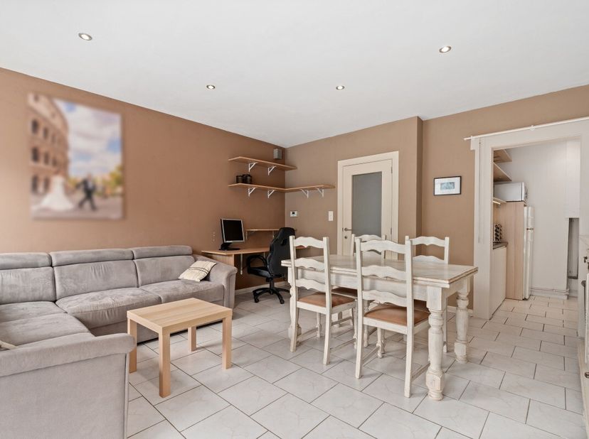 Koksijde : Dit recent gerenoveerde appartement is ideaal gelegen op het gelijkvloers, vlakbij het strand en alle voorzieningen. De woning beschikt ove