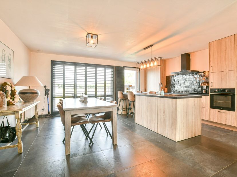 In de charmante badplaats De Haan, in de gegeerde wijk Vosseslag, bevindt zich deze recente halfopen bebouwing (2020) op een perceel van 443 m². De wo