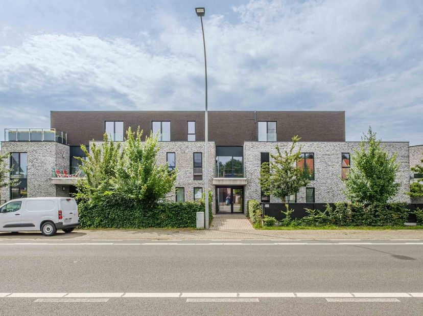 MODERNE DUPLEX MET TUIN &amp; TERRAS -<br />
<br />
Ontdek deze stijlvolle en instapklare duplex, gelegen in een recent en kwalitatief afgewerkt apparteme
