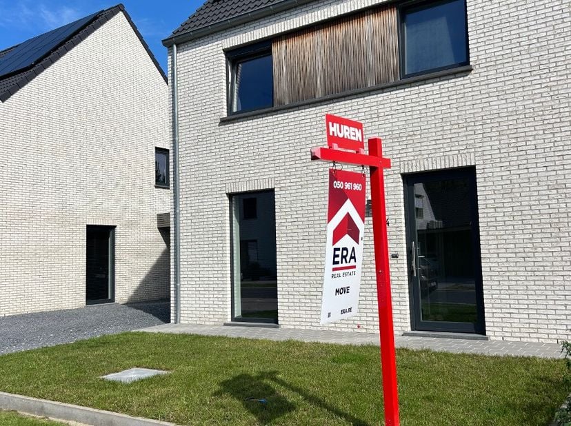 Maison neuve prête à emménager, située dans un endroit calme et central. La maison comprend un hall d'entrée avec toilettes pour invités, un salon et
