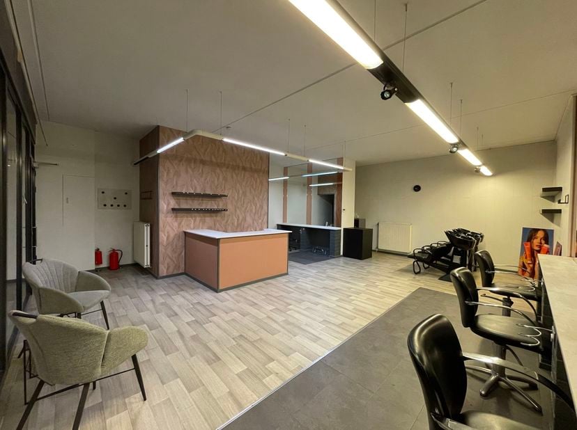 In het centrum van Neerpelt, in de gaanderij Forum, bevindt zich dit instapklare handelspand dat vandaag is ingericht als modern kapsalon. De ruimte o