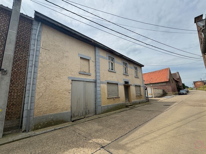 Deze hoevewoning inclusief grote veestal en open schuur is gelegen in de Haspengouwlaan 13, Heers, op een zuidelijk georiënteerd perceel van 69a20ca i