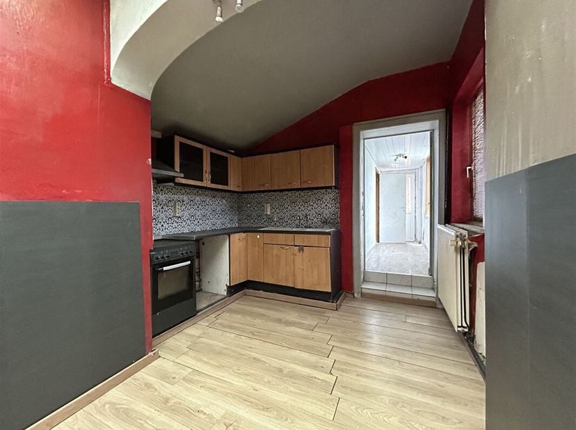 Maison d'habitation mitoyenne à rénover avec jardin fermé située sur 2 ares 68 centiares au coeur du village de Roucourt, à moins de 5 minutes des gra