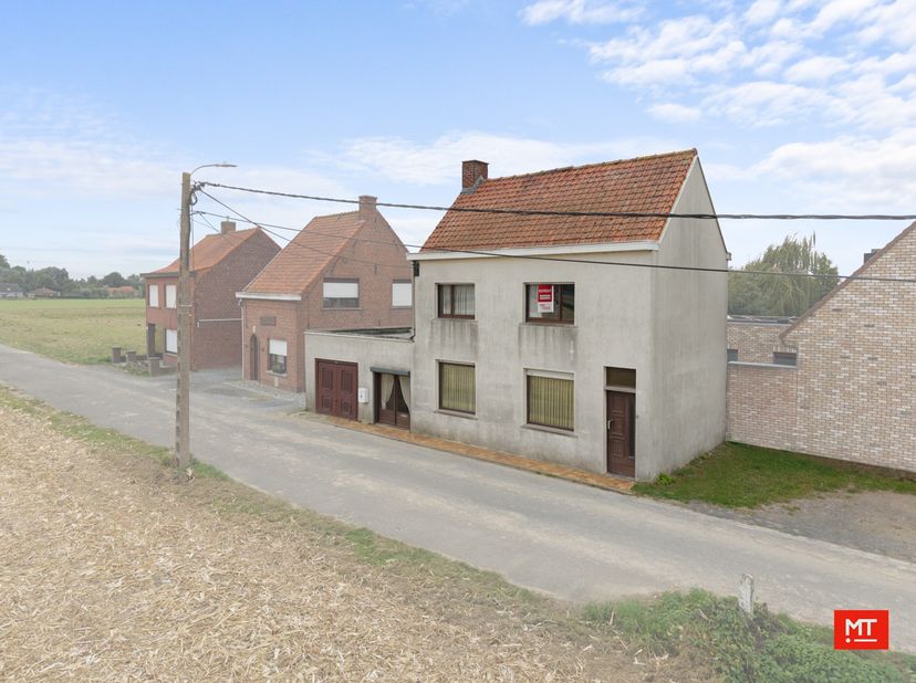 Op een afgelegen locatie te Geluwe maar toch vlakbij A19 Ieper-Kortrijk en verschillende winkels treffen we deze te renoveren woning. In onderstaande