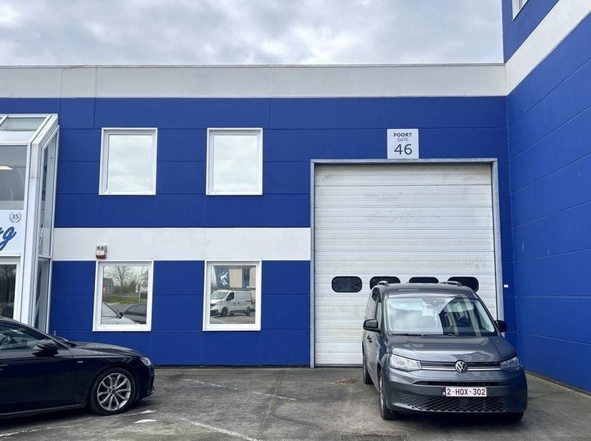 412m² magazijn met manuele poort, uitbreidbaar met 2544m² magazijn met burelen en sociale ruimtes<br />
Ligging: strategisch gelegen vlak bij de E40 e