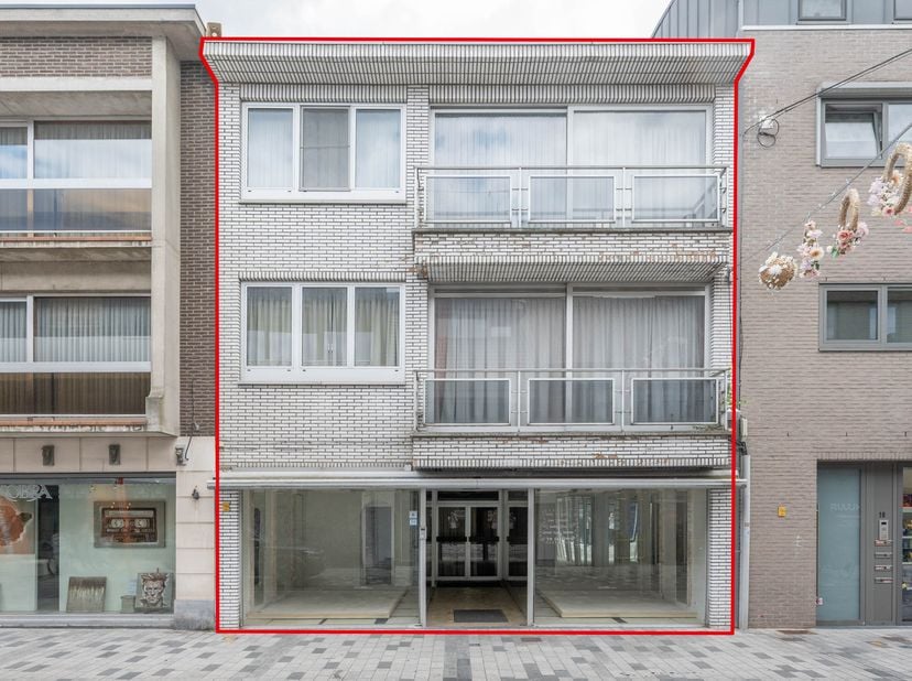 HANDELSPAND MET APPARTEMENTEN<br />
<br />
Te renoveren pand, centraal gelegen in het centrum van Lommel.<br />
Handelsruimte met 2 appartementen, elk