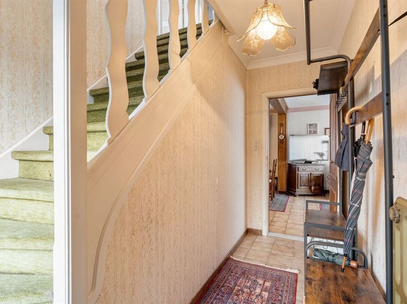 Welkom in deze charmante woning in Hechtel-Eksel, een ruime gezinswoning met tal van mogelijkheden die u volledig naar eigen smaak kan opfrissen. Bij