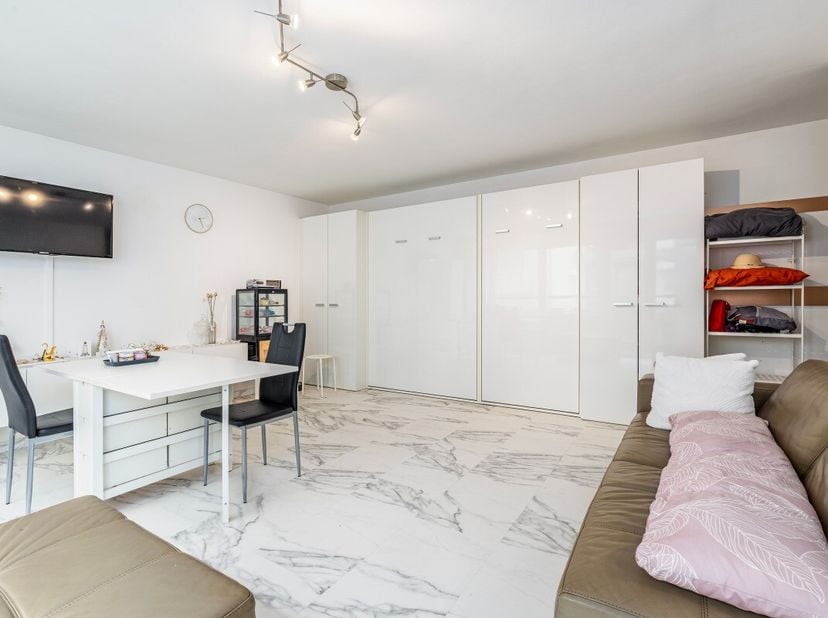 Studio rénové au centre de Nieuport, à quelques pas de la plage. Cet appartement chaleureux combine une situation centrale avec le confort dune rénova