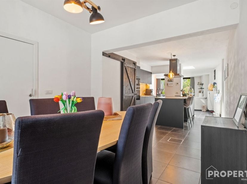 Ontdek deze charmante woning te koop in Stasegem, ideaal voor wie op zoek is naar comfort, ruimte en een aangename woonomgeving. Deze eigendom combine