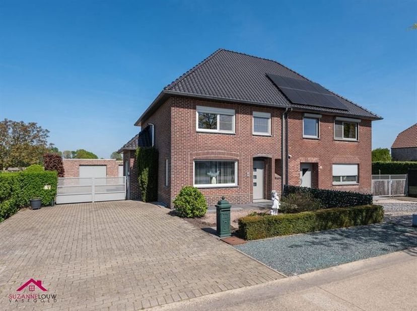Instapklare, verzorgde half vrijstaande gezinswoning, op ruim en volledig omheind perceel <br />
Troeven<br />
- Geen renovatieplicht - gunstig EPC <b