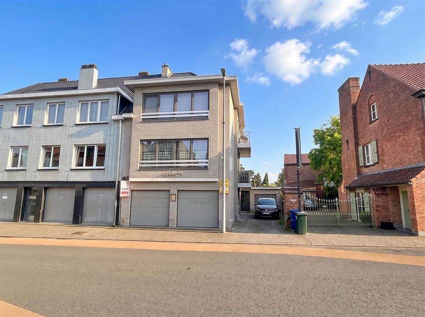 Investeringspand met drie wooneenheden en drie garages op gunstige locatie in Kortrijk<br />
In een vlot bereikbare buurt van Kortrijk vinden we dit d