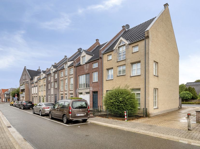 Verrassend ruime gezinswoning met 4 tot 5 slaapkamers in het centrum van Bree.<br />
Ontdek deze gezellige gezinswoning, rustig gelegen in een aangena