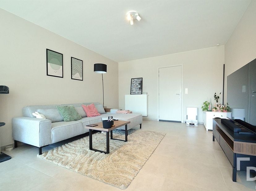 Moderne en ruime gezinswoning met tuin te huur in Sint-juliaan.<br />
<br />
De indeling is als volgt:<br />
*GLV: Inkomhal - apart toilet - lichtr