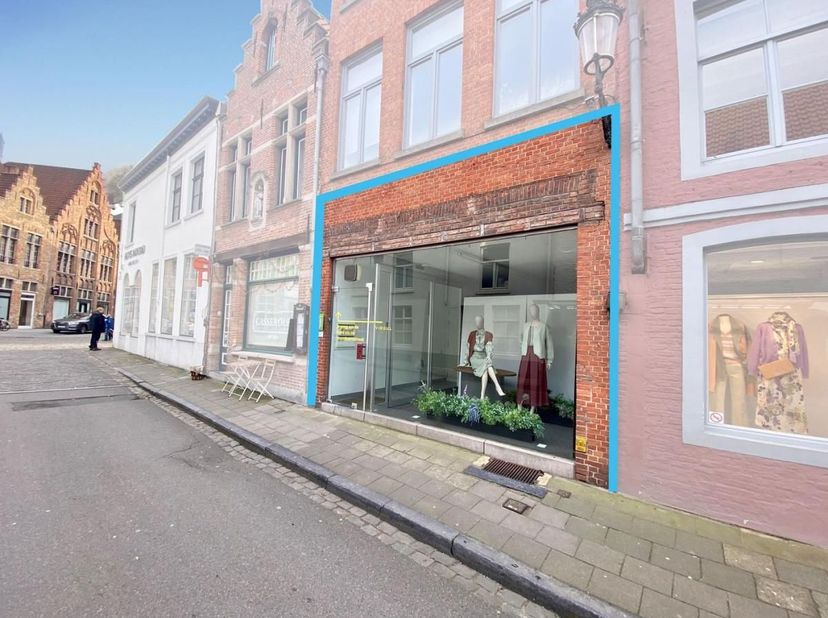 Fantastisch gelegen handelsruimte van 35 m² te huur in het centrum van Brugge, langs de Wulfhagestraat (zijstraat Noordzandstraat) en vlakbij parking