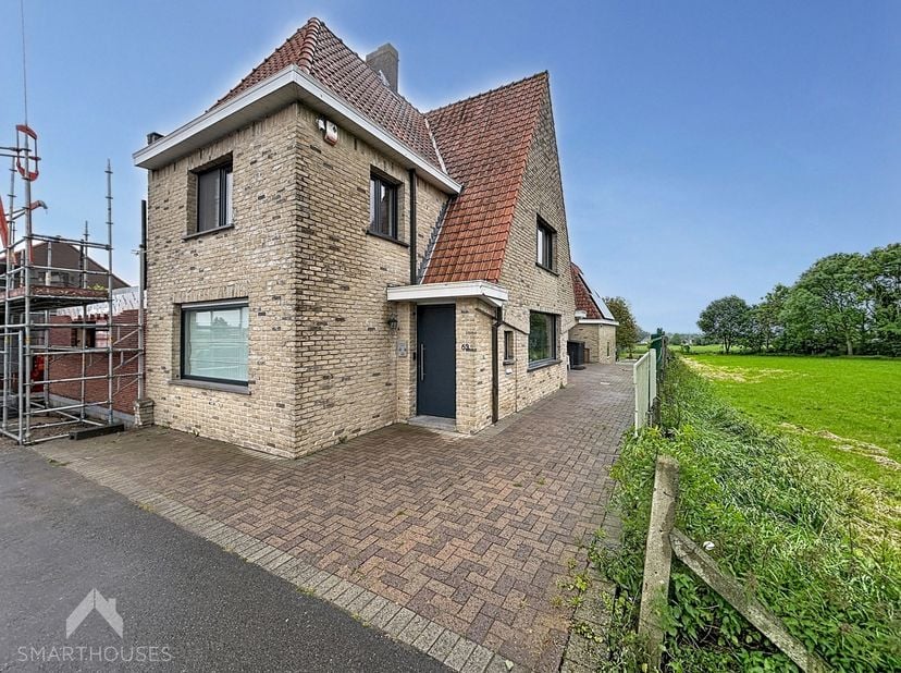 Energiezuinige halfopen woning op een ruim perceel van 934 m², met open zicht op de omliggende velden. Via de inkomhal betreedt u de woning. De aangen