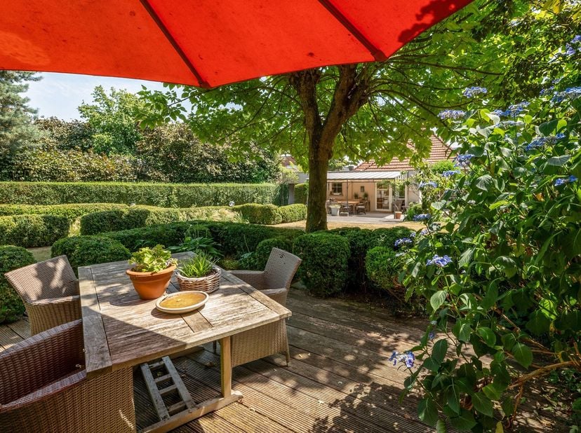 Charmante villa met idyllisch uitzicht op een ruim perceel van 3.606 m².<br />
Ontdek deze karaktervolle woning, gebouwd met kwalitatieve materialen,