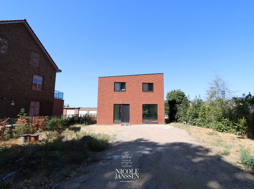 Deze nieuwbouwwoning ligt op een mooie locatie in het charmante Kessenich, bekend om zijn natuur en authentiek karakter. Dankzij de gunstige ligging z