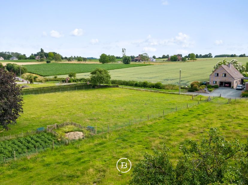 Exclusief gelegen bouwgrond te Elingen. Met een oppervlakte van 1.035 m² biedt dit perceel een uitzonderlijke kans voor het realiseren van een open be