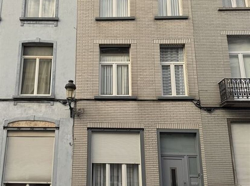 Quartier Colignon - Schitterend huis met 4 slaapkamers + bureau met binnenplaats van +/- 145m² als volgt samengesteld: Op de begane grond, een inkomha