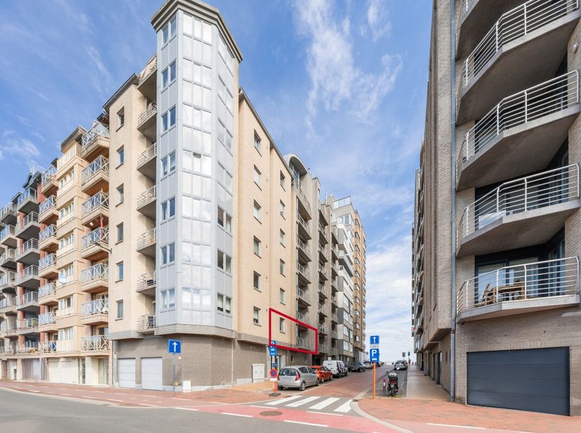 Blankenberge: Instapklaar appartement met terras en zijdelings zeezicht! Op de 1ste verdieping van de moderne residentie "Apollo" vinden we dit instap